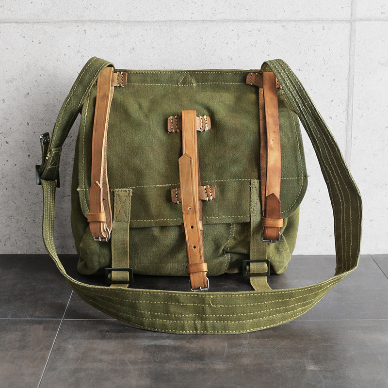  the truth thing USED Roo mania army VINTAGE bread bag leather strap equipped shoulder bag military army mono [ coupon object out ][I]