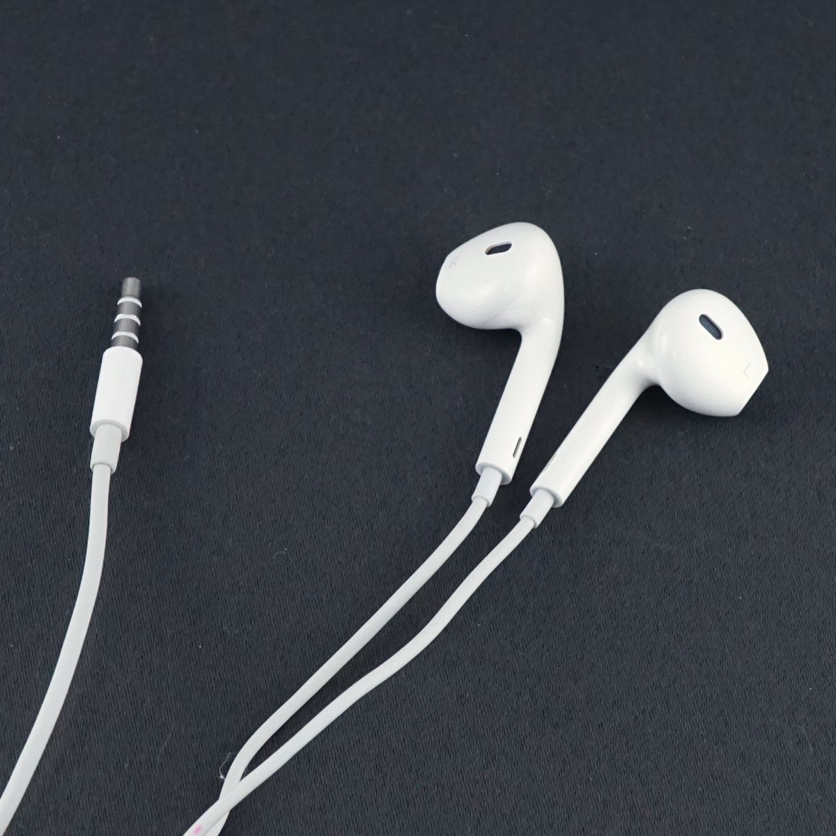 Apple EarPods with 3.5mm Headphone Plug original earphone USED beautiful goods Apple iPhone working properly goods used X2240
