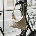 ＜本革・370g＞エンボスモノグラムショルダーバッグ（CE-1547）