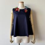 【30%OFF SALE】アルベロベロ(Alberobello)ぶたさんブローチ&フラワーモチーフ付き ノースリーブカットソー(コン)【2025 SUMMER COLLECTION】送料無料