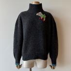 ショッピングブローチ アルベロベロ(Alberobello)オレボレブラCatブローチ付き ブークレニットプルオーバー（グレー）【2025 WINTER COLLECTION】送料無料