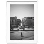 イギリス写真 ロンドン トラファルガー広場を歩く老人インテリア モノクロアートポスター額装 S〜Lサイズ AS1869