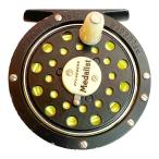 ** PFLUEGER Medalist fly reel сумка. другой бренд.. немного царапина . загрязнения есть 