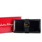 【新品同様・未使用】Ferragamo フェラガモ ヴァラ 二つ折り長財布 ブラック×ゴールド金具【HR16】