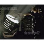 映画『バットマン ビギンズ』バットサインを見つめるバットマンの写真
