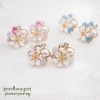 ジュエルブーケピアス/イヤリング ホワイトフラワー＆キラキラビジュー