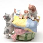 オルゴール 猫 クッションの上で遊ぶ小ネコ達