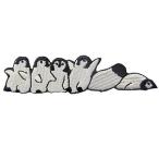 ペンギンを並べる刺繍のバッジのアイロン付けまたは縫い付けるワッペン