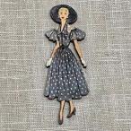フランス製木製ボタン・黒い水玉ドレスの女性【アトリエ ボヌール ドゥ ジュール】