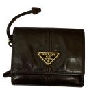 プラダ PRADA 25SS ソフトルックスレザートライアングルコンパクトウォレット ブラウン サイズ：ONE SIZE