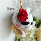 赤い花のコロコロ白猫ちゃん (Katze さんの作品です。 とてもかわいい猫ちゃんのあみぐるみストラップ コロンとした赤ちゃん猫)