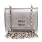 新品同様 ミュウミュウ 5MR030 レザー シルバー チェーン付きカードケース 1631 MIUMIU