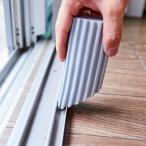 . вода губка . вода . похоже . губка чистка ..( щель уборка капли воды .. брать . осушитель окно уборка рама )