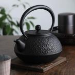 ショッピング南部鉄瓶 10％OFFクーポン配布中 【名入れおまけつき】 南部鉄器 鉄瓶 9型平丸亀甲 黒焼付 内面釜焼 1100ml ガス火 瓶敷名入れ 鉄分補給 亀甲あられ 岩鋳