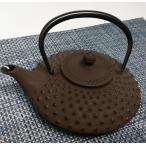 ショッピング南部鉄瓶 岩鋳　南部鉄器　お燗瓶（南部鉄瓶）　0.5L　平型　アラレ こげ茶