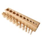 モンテッソーリシリンダーブロックで遊びながら感覚教育