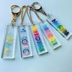 （２個セット）長方形アクリルキーホルダー　グラデーションカラー文字（アルファベット）