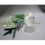 水晶　ロッククリスタル　エッグ　卵型　天然石　パワーストーン　レインボー入りのかわいいエッグ型　４月の誕生石　　アクリル台付き　贈り物にもすすめ