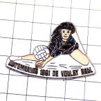 ピンバッジ・バレーボール選手レシーブする