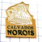  выгодная покупка значок * белый судно кальвадос * Франция ограничение булавка z* редкость . Vintage было использовано булавка bachi