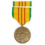 アメリカ軍放出品 記章 ベトナムサービスメダル ベトナム戦争従軍記章 略綬付き デッドストック ミリタリーバッジ ピンバッジ