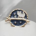 ブローチ 星空の散歩ネコ Cat walking in the starry sky.