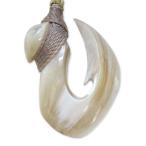 ショッピングハワイアン ハワイアンジュエリー フィッシュフック ネックレス シェルカービング ボーンカービング 夜光貝 釣り針 ペンダント アーティスト作品 shell009