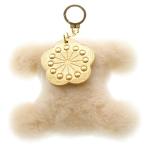 ショッピングセリーヌ CELINE セリーヌ トリオンフ チャーム 梅モチーフ付き ポンポンチャーム ホワイト シアリング&カーフスキン 49K023GVW.01RC