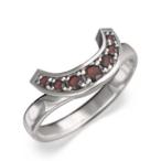 ガーネット指輪幸運ホースシュー1月誕生石10金ホワイトゴールド変形馬蹄