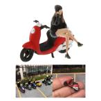 オートバイ人形ストリートジオラマアクセサリーに座っている1/64レモデルの女の子