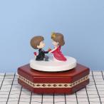 素敵なオルゴール愛回転誕生日プレゼント彫刻されたカップル置物小さな茶色
