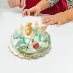 木製のバースデーケーキのおもちゃ、ろうそくと数字で遊びをするふりをして、小さな女の子のためにキッチンアクセサリーを演奏する
