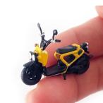 ミニチュアオートバイモデル1:64マイクロシーンDIYレイアウトの装飾モデル黄色
