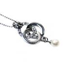 プチパール下がり３連リングモチーフトップ レディース ネックレス ペンダント 白 YS-10139