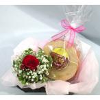 生花アレンジ スタイリッシュな赤バラととスイーツのセット フラワーケーキ  長崎バウムクーヘン  ナカミチ食品のパウンドケーキ   カーギ チョコウェハース