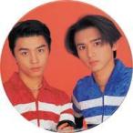 中古バッジ・ピンズ KinKi Kids(背景：オレンジ) 缶バッジ 1996年