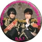 中古バッジ・ピンズ(男性) D.A.T(文字赤) 缶バッジ 「Original Entertainment Paradise -お