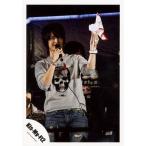  б/у life photograph ( Johnny's ) Kis-My-Ft2/ Tamamori Yuuta / Live фото * колени сверху * костюм серый * правый рука Mike * левый рука вверх * глаз линия правый / официальный life photograph 