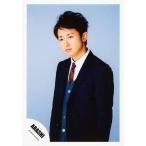 中古生写真(ジャニーズ) 嵐/大野智/上半身・衣装黒・スーツ・赤ネクタイ・体左向き・背景水色/公式生写真
