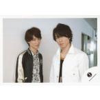 中古生写真(ジャニーズ) Snow Man/渡辺翔太・宮舘涼太/横型・上半身・衣装黒・白・口閉じ・渡辺右向き・壁に寄りかかり・背景白/ジ