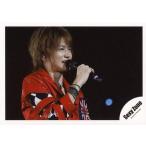  б/у life photograph ( Johnny's ) Sexy Zone/ Kikuchi способ ./ Live фото * горизонтальный * костюм красный ** правый рука Mike * body правый направление * глаз линия правый * фон чёрный / официальный life photograph 
