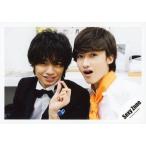 中古生写真(ジャニーズ) Sexy Zone/中島健人・マリウス葉/横型・バストアップ・衣装白.黒.オレンジ・中島左手玉・マリウス口開き・背景白