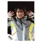  б/у life photograph ( Johnny's ) A.B.C-Z/ дверь .. futoshi / Live фото * верхняя часть тела * костюм серый. зеленый * обе рука pa-* фон чёрный / официальный life photograph 