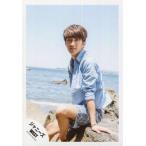 中古生写真(ジャニーズ) ジャニーズWEST/濱田崇裕/膝上・座り・シャツ青・体左向き・横向き・左手付き・左足上げ・背景海/『人生は素晴らしい』