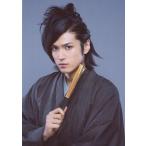 ショッピング七生 中古生写真(男性) 渡辺大輔(下鴨矢一郎)/バストアップ・衣装グレー・着物・右手扇子・キャラクターショット/舞台「七変化音楽劇 有頂天家