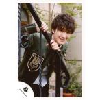 ショッピングsixtones 中古生写真(ジャニーズ) SixTONES/ジェシー/膝上・衣装カーキ・両手手すり/『少年たち 危機一髪』パンフレット＆グッズ撮影オフショット/