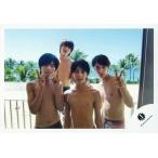 中古生写真(ジャニーズ) ジャニーズJr./集合(4人)/横型・膝上・水着・永瀬マリウス両手ピース・後ろに平野・木・海/公式生写真