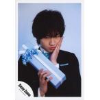 中古生写真(ジャニーズ) Sexy Zone/中島健人/バストアップ・衣装黒白・青蝶ネクタイ・右手プレゼントBOX・左手パー頬・背景グレー/公式生