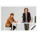 中古生写真(ジャニーズ) KinKi Kids/堂本剛・堂本光一/横型・膝上・衣装茶白・黒グレー・光一座り・体右向き・椅子・剛両手テーブ