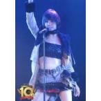 中古生写真(女性) 篠田麻里子/ライブフォト・膝上・衣装銀・黒・マイクスタンド・右手上げ/DVD・Blu-ray「AKB48劇場オープン10周年記念祭＆AKB4